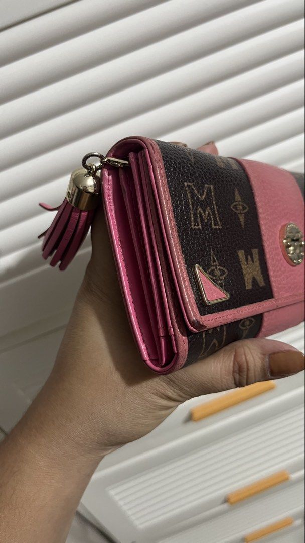 METRO CITY LONG WALLET (Category: Wallets & Card holders) located in Muntinlupa City. Submitted by pinkflower.226 (Listing ID 1471025184, Image 3). Description: SEE PHOTOS FOR DECLARED FLAWS OR ISSUE MODE OF PAYMENT: Gcash Bank transfer Can ship via tiktok shop/lalamove/jnt.