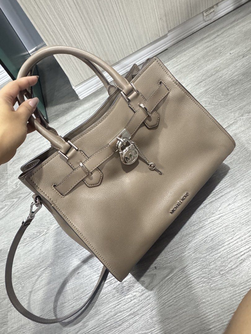 MICHAEL KORS HAMILTON MEDIUM BAG (Category: Shoulder Bags) located in Las Pinas. Submitted by larose_boutiquemnl (Listing ID 1470981259, Image 2). Description: MICHAEL KORS HAMILTON MEDIUM BAG 🤎 Decluttering my MK Hamilton Medium in a beautiful taupe shade! ✨ Bought from Japan 🇯🇵 ✨ Used only 3x ✨ Excellent condition ✨ Well-kept and ready for its next owner 📍 Location: Makati City 💰 Asking Price: ₱5,000 ONLY Selling low! Grab this gorgeous MK