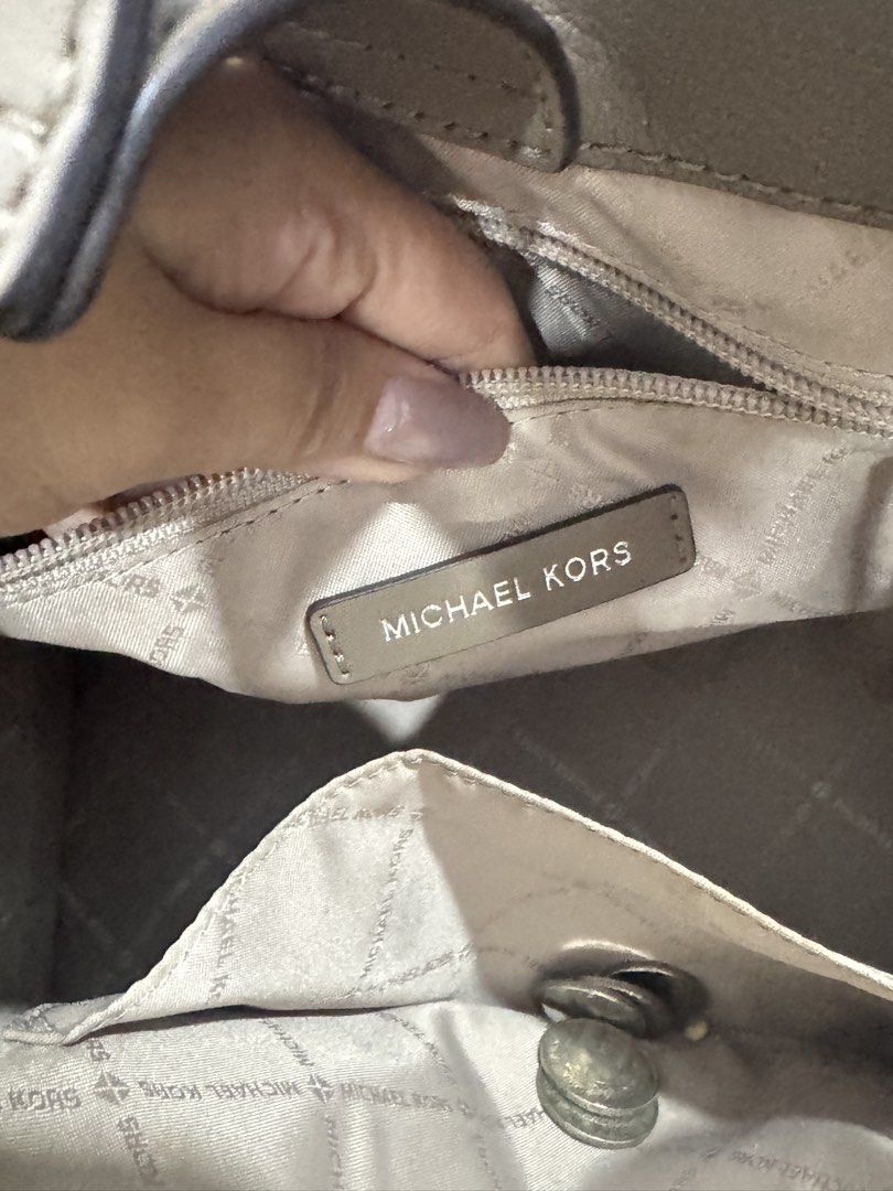 MICHAEL KORS HAMILTON MEDIUM BAG (Category: Shoulder Bags) located in Las Pinas. Submitted by larose_boutiquemnl (Listing ID 1470981259, Image 3). Description: MICHAEL KORS HAMILTON MEDIUM BAG 🤎 Decluttering my MK Hamilton Medium in a beautiful taupe shade! ✨ Bought from Japan 🇯🇵 ✨ Used only 3x ✨ Excellent condition ✨ Well-kept and ready for its next owner 📍 Location: Makati City 💰 Asking Price: ₱5,000 ONLY Selling low! Grab this gorgeous MK