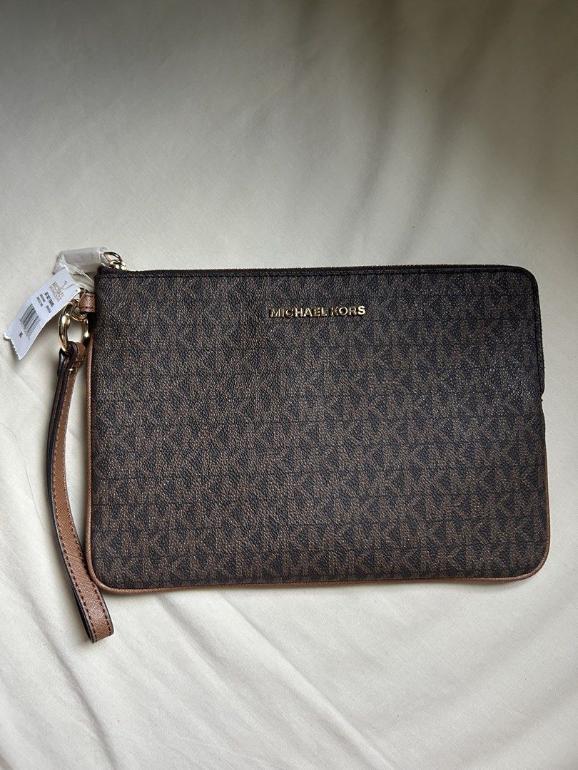 Michael Kors Jet Set Travel Wristlet (Category: Purses & Pouches) located in San Juan City. Submitted by e_declutters2019 (Listing ID 1470973923, Image 2). Description: •10/10 condition • with tags • perfect as a passport holder.