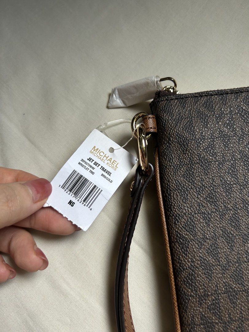 Michael Kors Jet Set Travel Wristlet (Category: Purses & Pouches) located in San Juan City. Submitted by e_declutters2019 (Listing ID 1470973923, Image 3). Description: •10/10 condition • with tags • perfect as a passport holder.