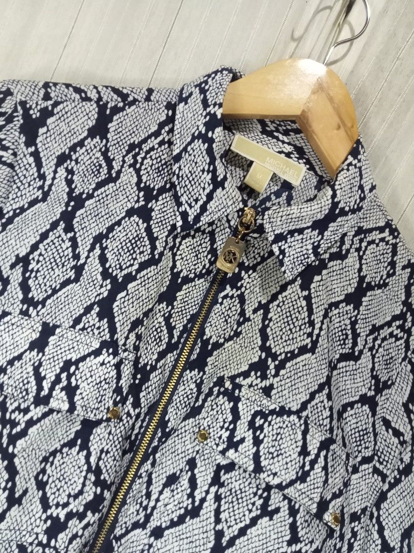 Michael Kors Snake Print Zip-Up Shirt Medium (Category: Longsleeves) located in Bais. Submitted by gelothrifts (Listing ID 1470989614, Image 3). Description: - Brand: Michael Kors - Style: Button-down shirt with full front zip closure - Pattern: Chic navy and white snake print - Details: MK logo zipper pull, chest pockets with button flaps, and collar neckline - Size: Medium - Condition: Excellent, well-maintained.