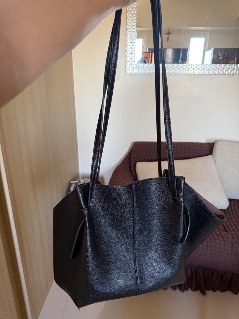 MICHI LAURA TOTE BAG LARGE (Category: Tote Bags) located in Manila. Submitted by kluvs2declutter (Listing ID 1471016699, Image 2). Description: Michi Laura Tote Bag in Black (Leather) — rfs: declutter —fixed price.
