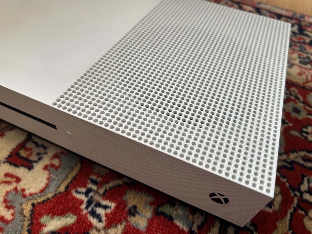 Microsoft Xbox One S Model 1681, 500GB / 365GB usable storage (Category: Electrical, Adaptors & Sockets) located in Pasig City. Submitted by califinestcollectibles (Listing ID 1470978242, Image 2). Description: Microsoft Xbox One S Model 1681, 500GB / 365GB usable storage Package: Console 3 free Xbox One CD 220volts EL#0047 Original/Authentic from USA Pick up at One Oasis condominium ortigas extension pasig city Or Delivery via Lalamove, Jnt, LBC