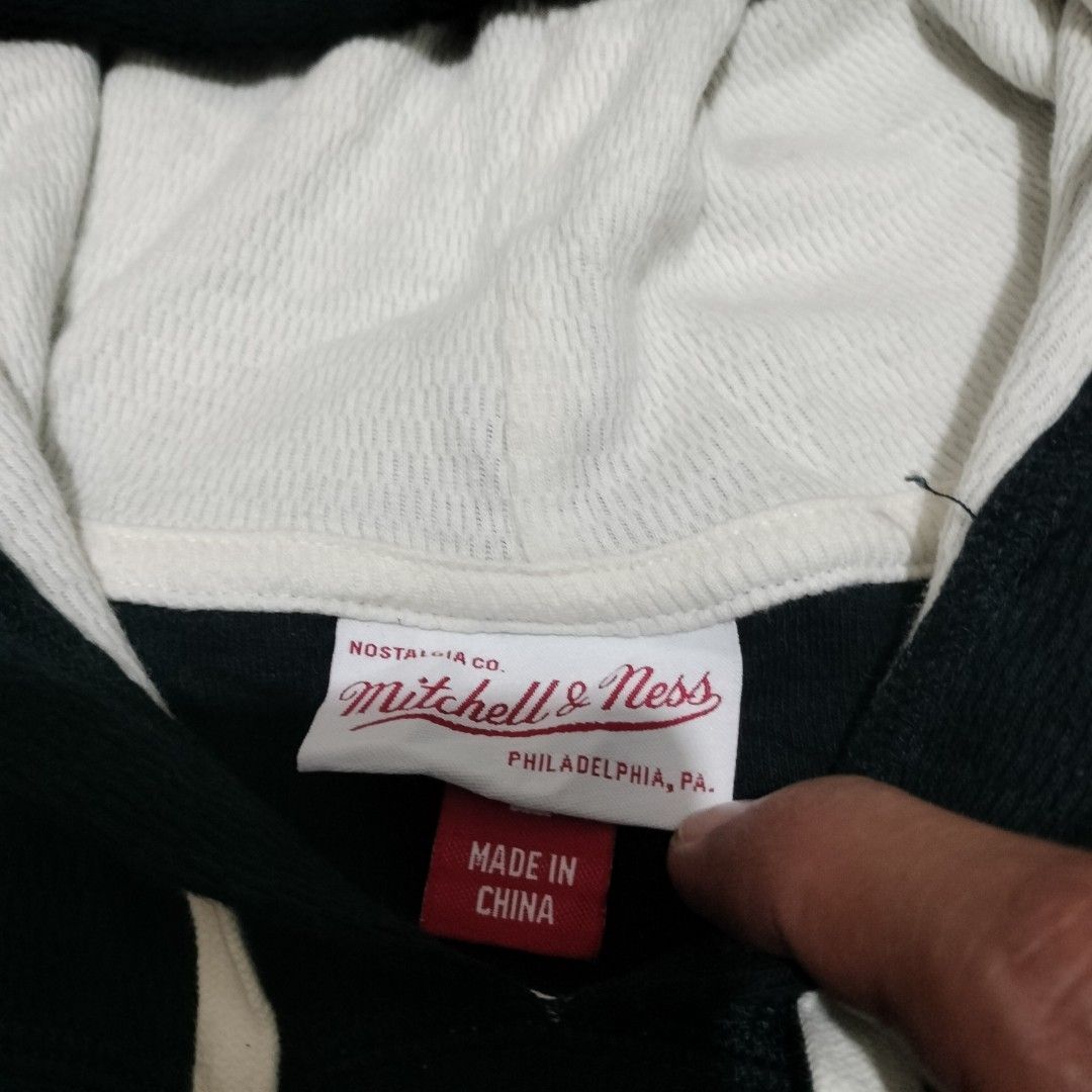MITCHELL AND NESS LAKERS HOODIE (Category: Hoodies) located in Sariaya. Submitted by social_animalz (Listing ID 1471087500, Image 2). Description: 22.5 x 29.5 embroidered shipping fee is not included.