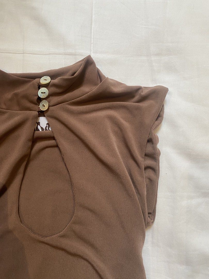 Miu the Label Brown Going Out Top (Category: Sleeveless) located in Taguig. Submitted by g1rlw0rld (Listing ID 1470957940, Image 2). Description: - bought for 1500, selling for 900 - bnew wo tag - fits xs-s.