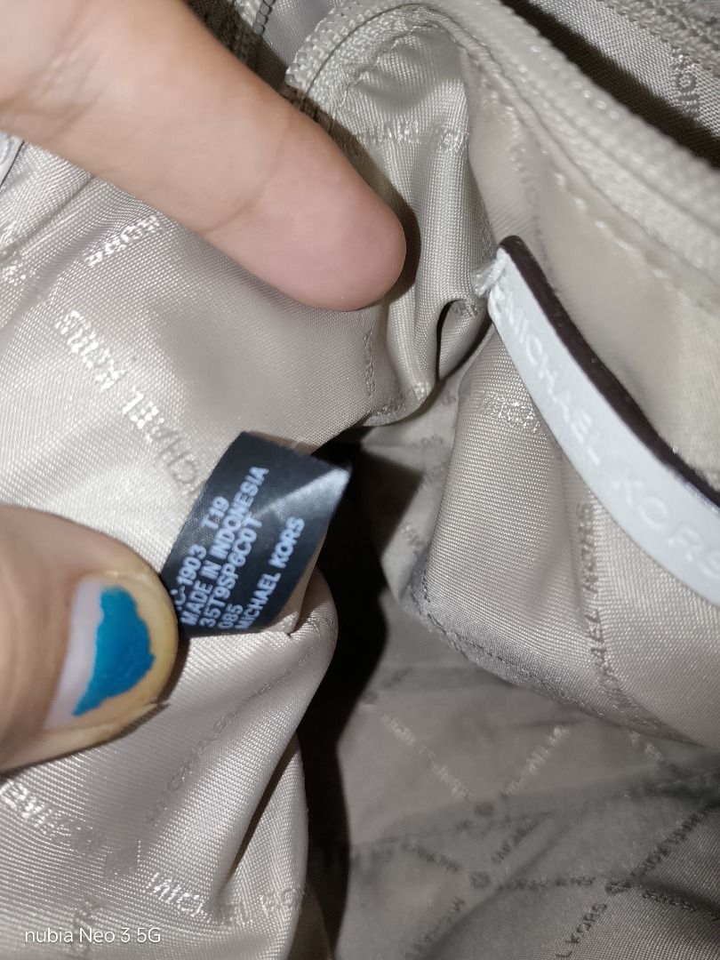 MK Bucket bag (Category: Cross-body Bags) located in Trece Martires City. Submitted by sulit_buys (Listing ID 1471000389, Image 3). Description: Issue: see last picture With minimal rubs on edges OG.