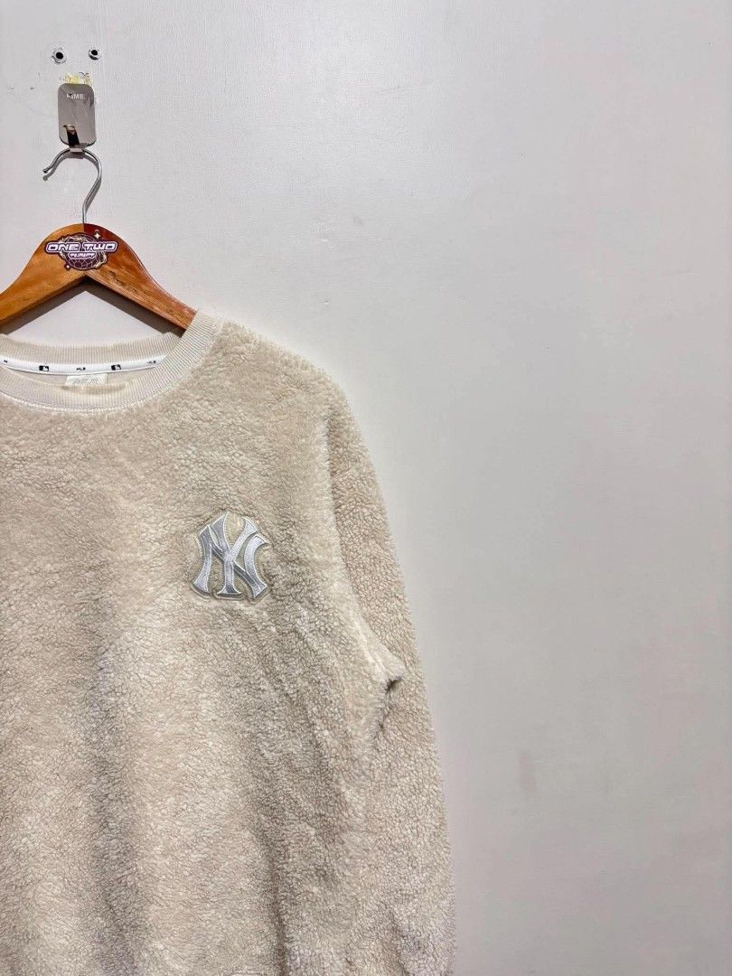 MLB New York Yankees Fleece Pullover Sweatshirt (Category: Hoodies) located in Bauan. Submitted by onetwothrift2 (Listing ID 1471076520, Image 3). Description: MLB New York Yankees Fleece Pullover Size: Medium - Large Dimes: L27 W23. 5 Color rate: 10/10 Excellent condition No issue.