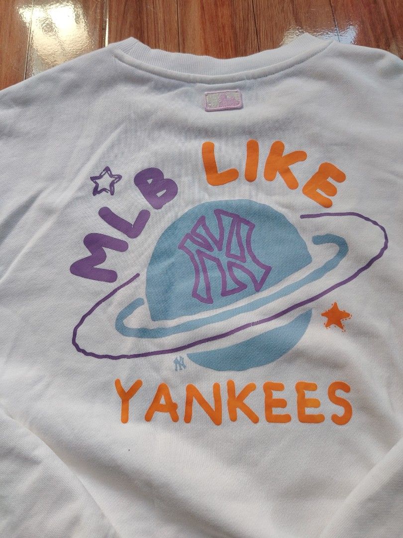 MLB SWEATSHIRT (Category: Coats, Jackets and Outerwear) located in Mahaplag. Submitted by thriftunggss (Listing ID 1470996203, Image 3). Description: GOOD CONDITION MAY MINIMAL HAIRLINE LANG AT MALIIT NA STAIN INDICATED NA SA PHOTO 21.5x29 MEDIUM-LARGE 380+SF.