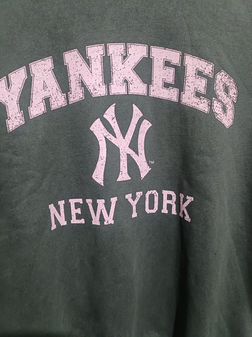 MLB Yankees NY Crewneck Sweatshirt (Category: Coats, Jackets and Outerwear) located in Las Pinas. Submitted by bckhood_thrift_store (Listing ID 1470984791, Image 3). Description: MLB Yankees NY Crewneck Sweatshirt ✨ (AUTHENTIC) °Size XSmall Unisex °Best Fit sa Small Women's °Excellent Condition °8.5 Color Rate °No Issue ₱300 💵💵 DM ME 📩📩 Laspiñas/GreenHills Loc.