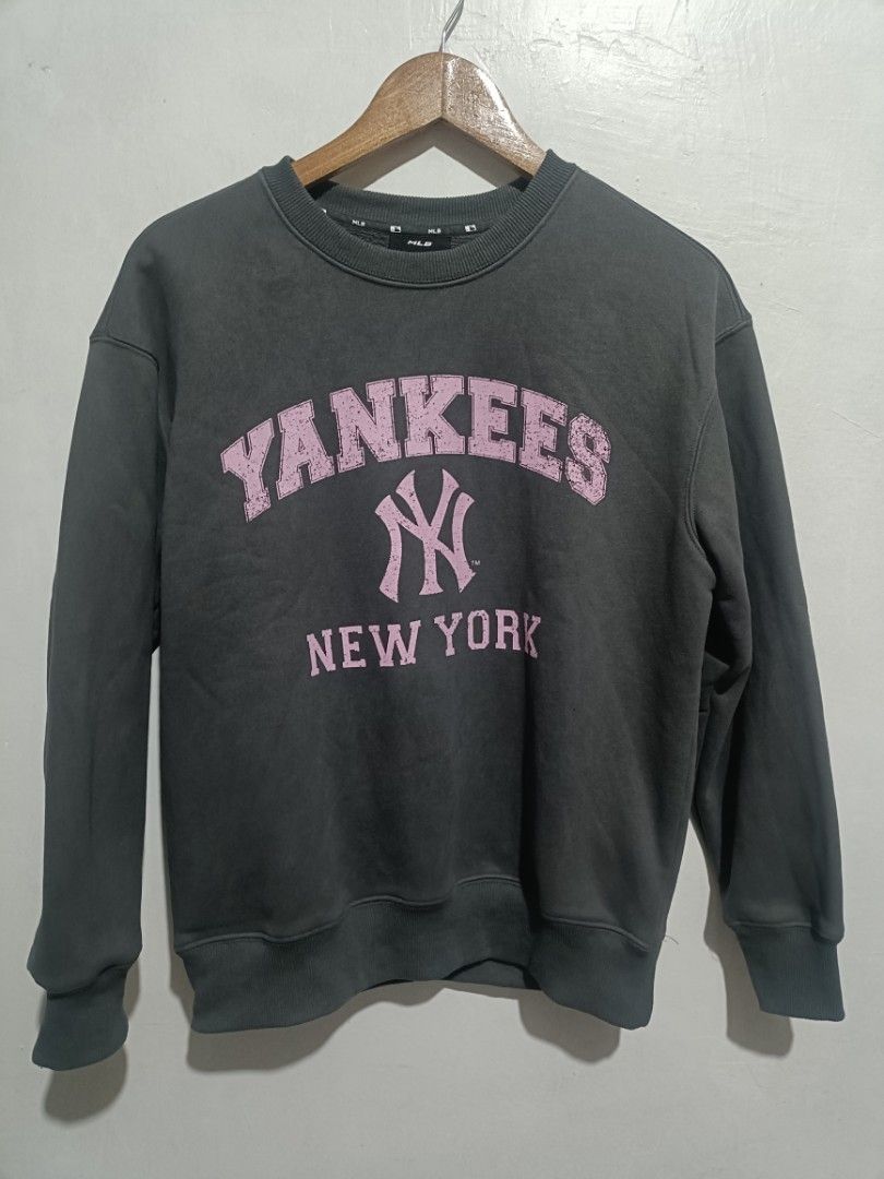 MLB Yankees NY Crewneck Sweatshirt (Category: Coats, Jackets and Outerwear) located in Las Pinas. Submitted by bckhood_thrift_store (Listing ID 1470984791, Image 1). Description: MLB Yankees NY Crewneck Sweatshirt ✨ (AUTHENTIC) °Size XSmall Unisex °Best Fit sa Small Women's °Excellent Condition °8.5 Color Rate °No Issue ₱300 💵💵 DM ME 📩📩 Laspiñas/GreenHills Loc.