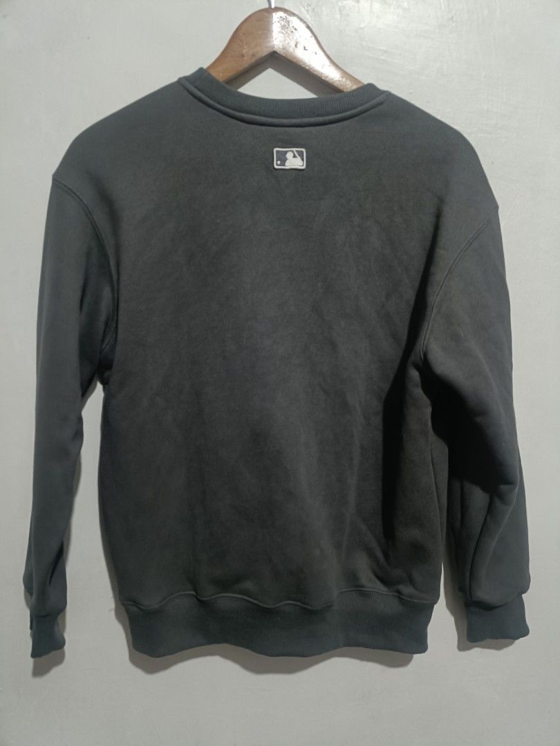 MLB Yankees NY Crewneck Sweatshirt (Category: Coats, Jackets and Outerwear) located in Las Pinas. Submitted by bckhood_thrift_store (Listing ID 1470984791, Image 2). Description: MLB Yankees NY Crewneck Sweatshirt ✨ (AUTHENTIC) °Size XSmall Unisex °Best Fit sa Small Women's °Excellent Condition °8.5 Color Rate °No Issue ₱300 💵💵 DM ME 📩📩 Laspiñas/GreenHills Loc.
