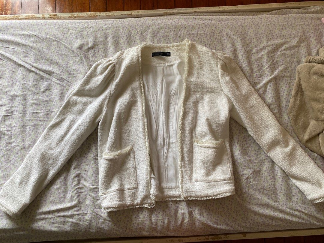 MNG/MANGO Basics White Tweed Jacket Size EUR L (Category: Coats, Jackets and Outerwear) located in Quezon City. Submitted by damclothings.ph (Listing ID 1470953104, Image 1). Description: - Brand: MNG Basics - Color: White - Material: Textured tweed with frayed edge details - Size: EUR L / USA M / MEX G - Features: Open front style, 2 front pockets, fully lined interior - Origin: Made in Turkey - Condition: Excellent.