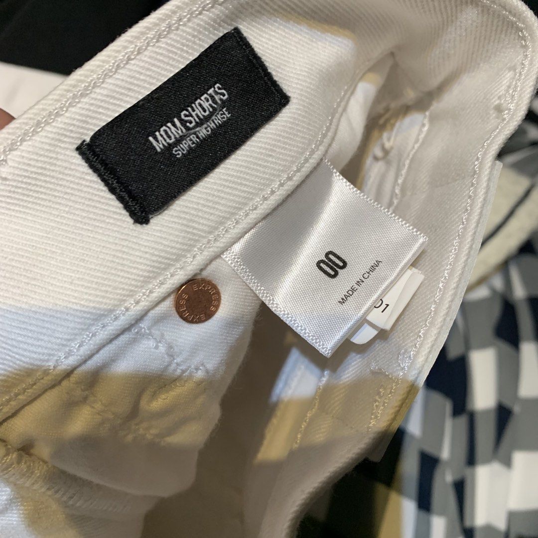 Mom Shorts White (Category: Shorts) located in Pasay City. Submitted by xoxoblair (Listing ID 1471018945, Image 2). Description: Hindi pa nagagamit na stock lang pero may mga dirt sa pwet niya - Super high rise.