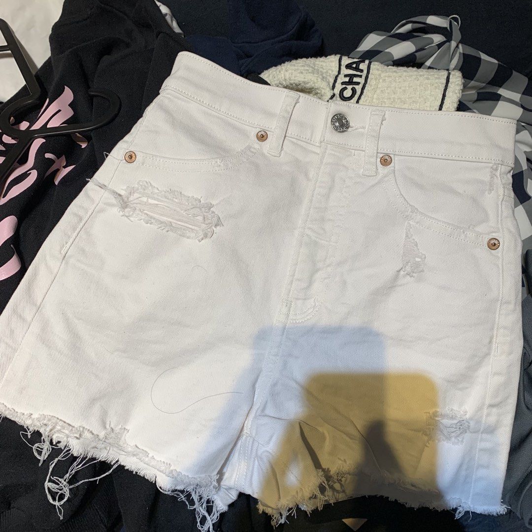 Mom Shorts White (Category: Shorts) located in Pasay City. Submitted by xoxoblair (Listing ID 1471018945, Image 1). Description: Hindi pa nagagamit na stock lang pero may mga dirt sa pwet niya - Super high rise.