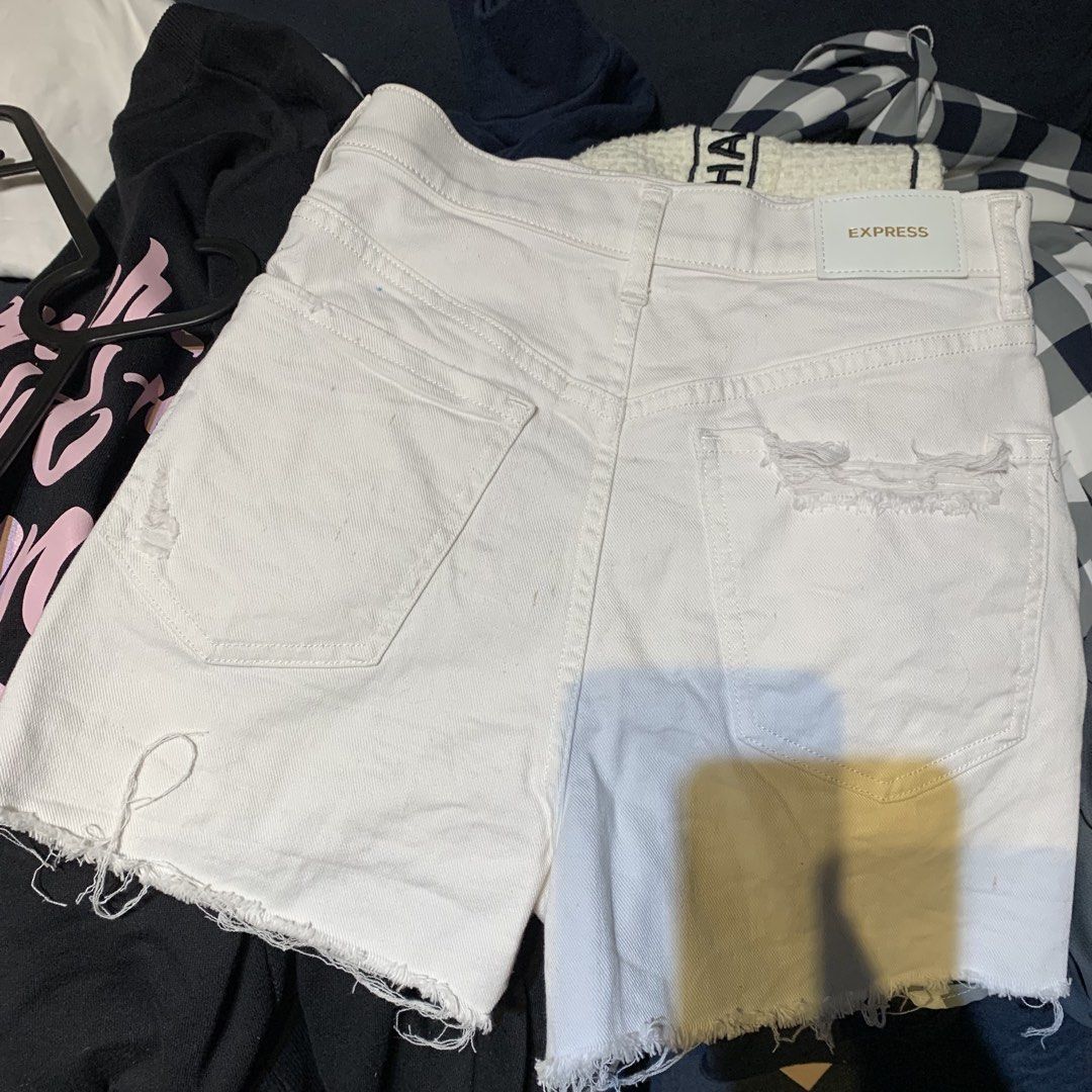 Mom Shorts White (Category: Shorts) located in Pasay City. Submitted by xoxoblair (Listing ID 1471018945, Image 3). Description: Hindi pa nagagamit na stock lang pero may mga dirt sa pwet niya - Super high rise.
