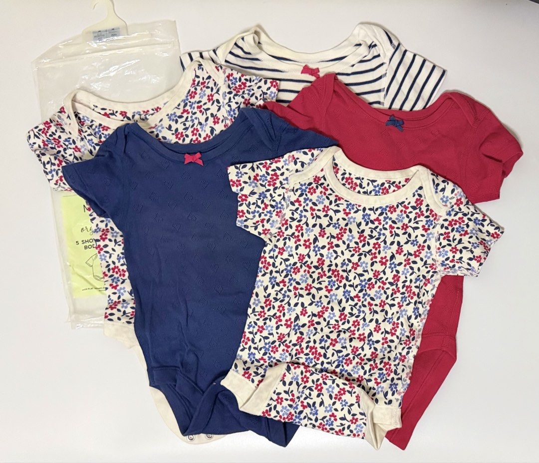 M&S Short Sleeve Bodysuits 5-Pack 6-9 Months (Category: Babies & Kids Fashion) located in General Santos City (Dadiangas). Submitted by my_lzlove (Listing ID 1471062616, Image 1). Description: Barely used. May fit up to 12mos Unused ang 1 floral design.