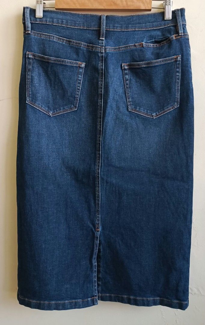 Muji Denim Skirt (Category: Skirts) located in Cebu City. Submitted by violacloset (Listing ID 1471036229, Image 2). Description: - Brand: Muji - Color: Dark Blue - Material: 96% cotton, 4% elastane (with stretch) - Style: Straight cut midi skirt with center seam details Measurements: waist : 15 1/2 waistline 28-30 hips: 18 1/2 length: 29 1/2.