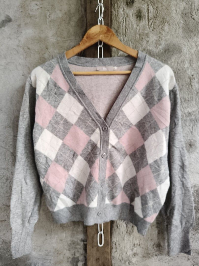 N+ Grey Pink Argyle Pattern Cardigan Size L (Category: Coats, Jackets and Outerwear) located in Bulacan. Submitted by theroadthrift (Listing ID 1471086469, Image 1). Description: - Style: V-neck button-front cardigan - Design: Pink and white argyle diamond pattern on grey knit - Size: L (label at inner collar) - Features: Soft fabric, ribbed cuffs and hem - Condition: Great for layering or standalone wear.