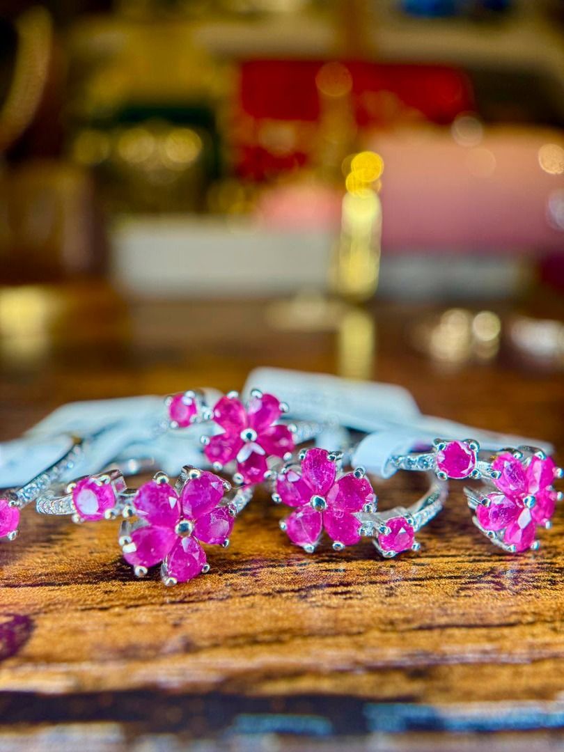 Natural Ruby in S925 Silver | Floral Ring (Category: Rings) located in Baguio. Submitted by asna_taku (Listing ID 1471019694, Image 3). Description: ❤️ Natural Ruby in S925 Silver | Floral Ring 🌺✨ A little ruby love for your everyday elegance! This dainty floral design adds a beautiful pop of pinkish-red sparkle, perfect for wearing solo or stacking with your favorite rings. 💍 ✨ Natural Ruby ✨ S925 Silver Setting ✨ Brand New ✨ Available sizes: 