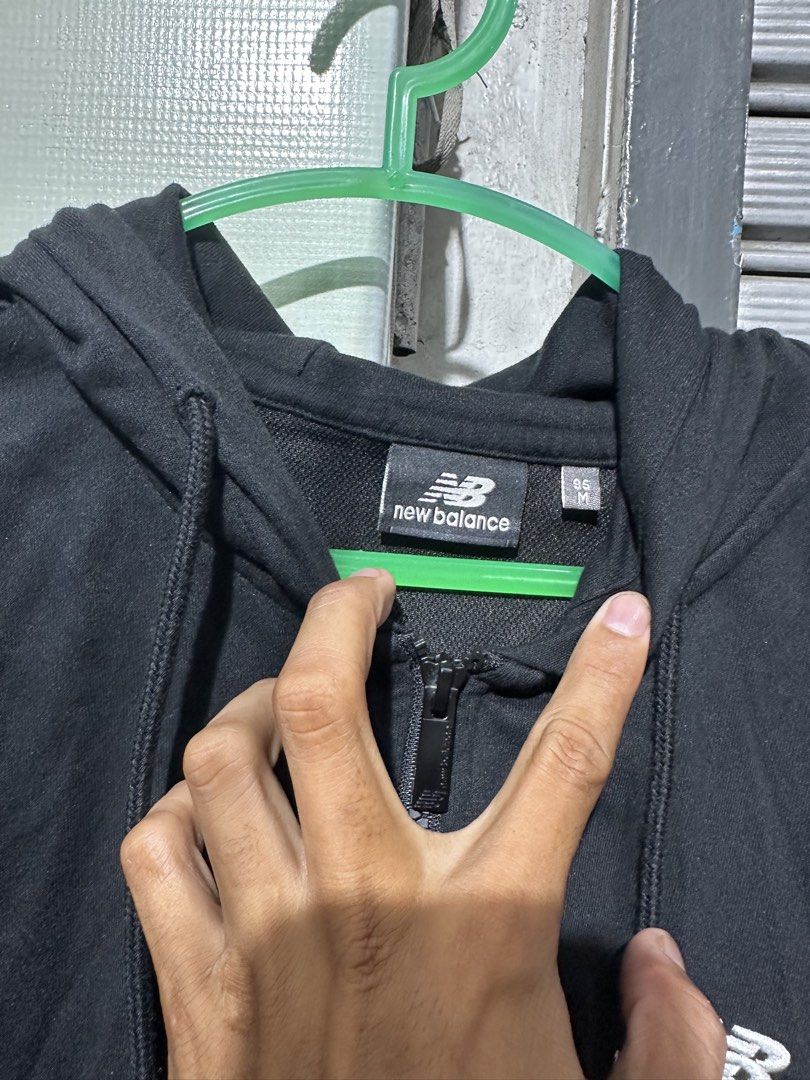 New balance hoodie jacket size medium (Category: Coats, Jackets and Outerwear) located in Cebu City. Submitted by antonio.river (Listing ID 1471043615, Image 2). Description: New balance size medium Dimension W22 L27.5 Good as new No issue Location maguikay Mandaue city cebu.