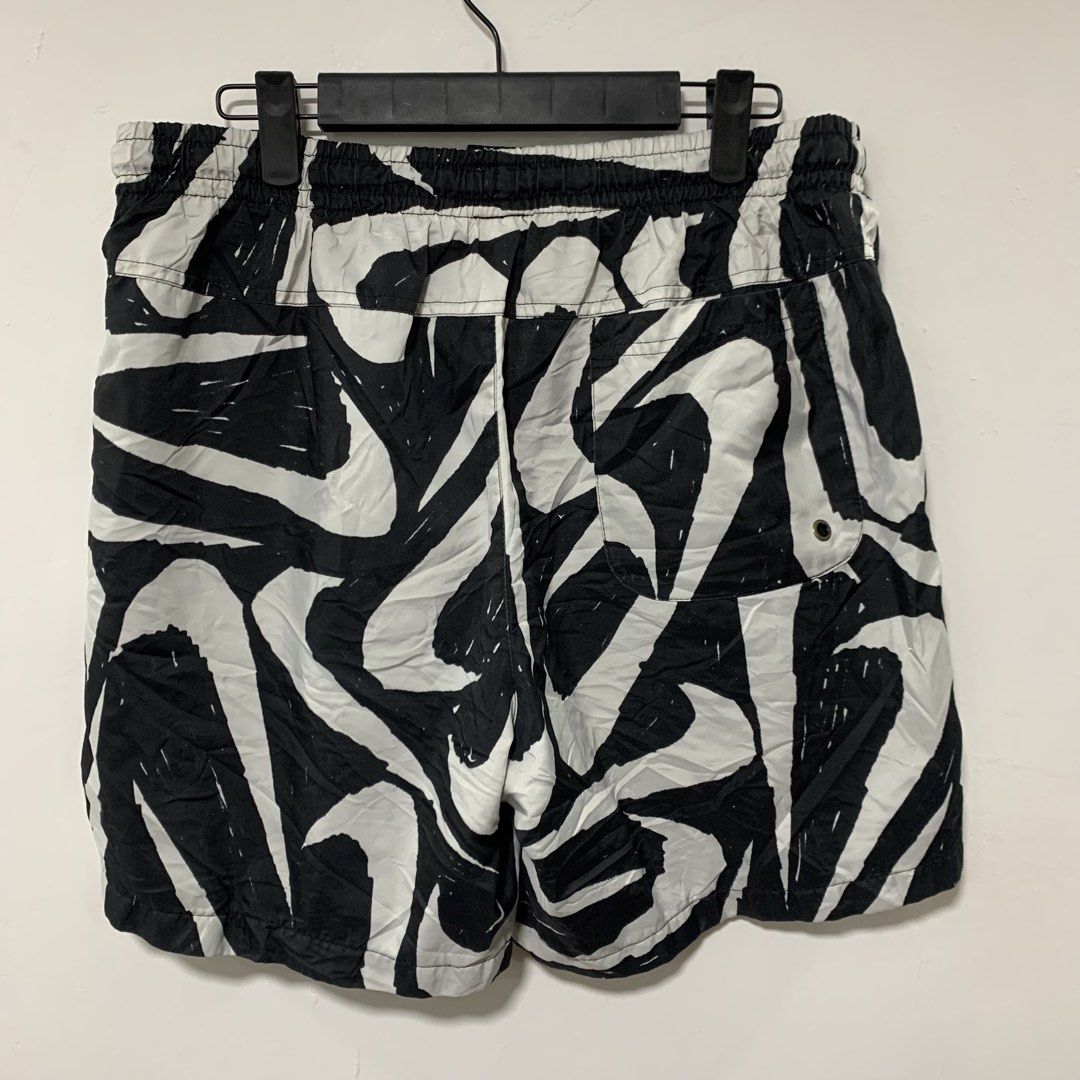 Nike (Category: Activewear) located in Cavite. Submitted by yobubsss (Listing ID 1471042114, Image 3). Description: Size medium 32-36w 16L Good condition No issue.