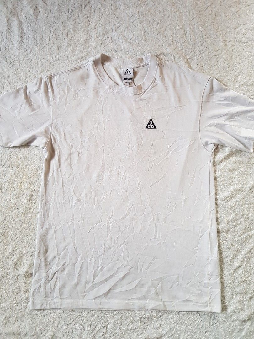 Nike Acg T Shirt (Category: Tshirts & Polo Shirts ) located in Santo Domingo. Submitted by jcobedoza213916 (Listing ID 1470996544, Image 2). Description: Nike Acg T Shirt men's & women's Width 20 Lenght 27.5 size in tag SMALL best fit excellent condition color rate 9.8/10 goods as a new no issue: No Pinhole No Flaws No Discoloration.