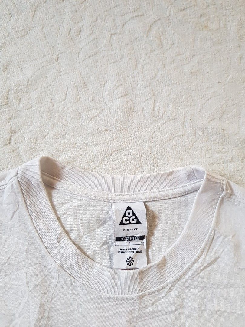 Nike Acg T Shirt (Category: Tshirts & Polo Shirts ) located in Santo Domingo. Submitted by jcobedoza213916 (Listing ID 1470996544, Image 3). Description: Nike Acg T Shirt men's & women's Width 20 Lenght 27.5 size in tag SMALL best fit excellent condition color rate 9.8/10 goods as a new no issue: No Pinhole No Flaws No Discoloration.