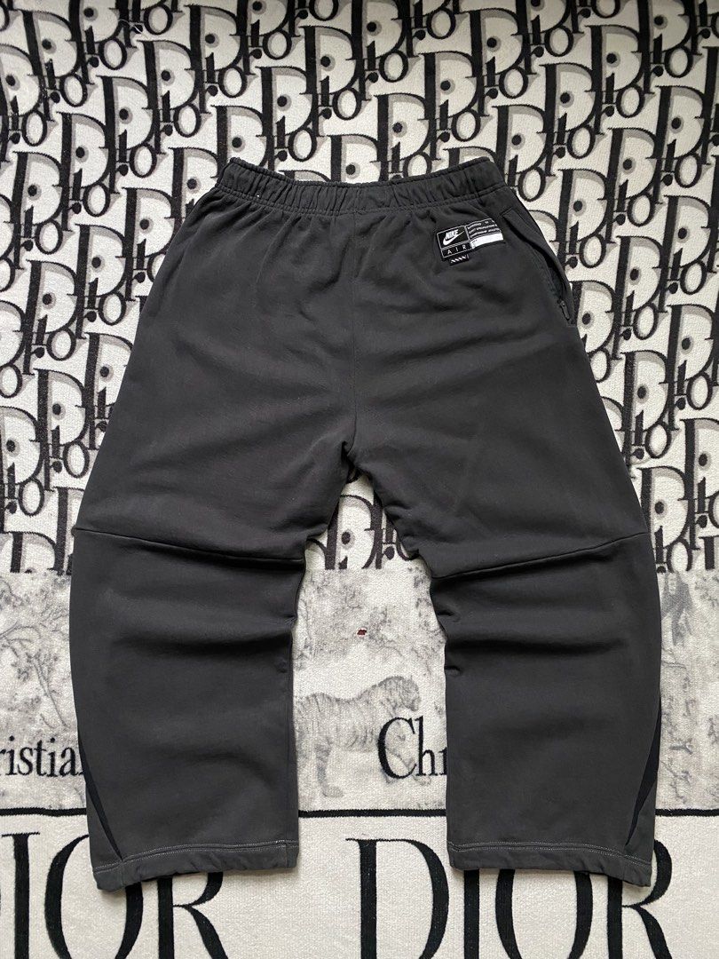 Nike Air Baggy Sweatpants (Category: Joggers) located in Alfonso. Submitted by clyde.nicole.cerilo1 (Listing ID 1470932227, Image 2). Description: Nike Air Baggy Sweatpants Size M On Tag 30-38 Waistline 37 Length 14 Thighs 9.5 Hem Complete Tags 9/10 Color Rate And Condition Patch Details Adjustable Hem Extra Pocket On Side No Issue Excellent Condition Located At Amuyong Alfonso Cavite Payment First Shipped Via J&t express.
