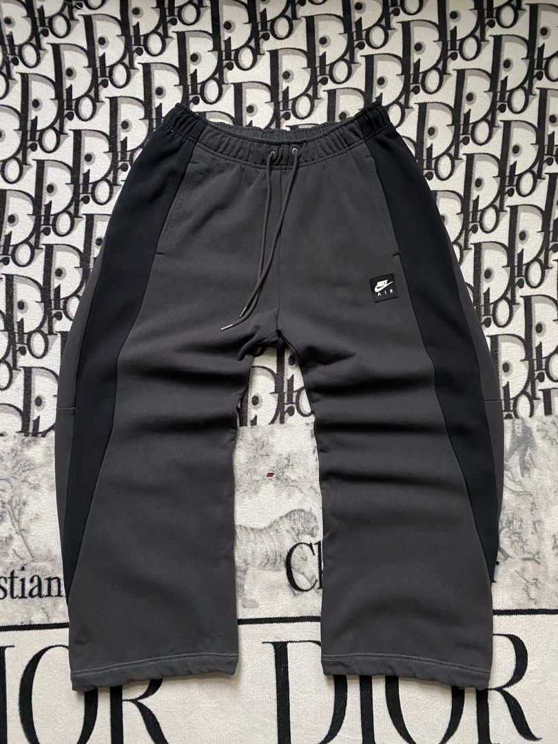 Nike Air Baggy Sweatpants (Category: Joggers) located in Alfonso. Submitted by clyde.nicole.cerilo1 (Listing ID 1470932227, Image 1). Description: Nike Air Baggy Sweatpants Size M On Tag 30-38 Waistline 37 Length 14 Thighs 9.5 Hem Complete Tags 9/10 Color Rate And Condition Patch Details Adjustable Hem Extra Pocket On Side No Issue Excellent Condition Located At Amuyong Alfonso Cavite Payment First Shipped Via J&t express.