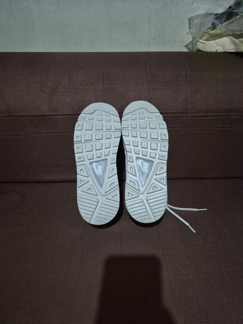 Nike Air Max Command Size US 7 (Category: Sneakers) located in Manila. Submitted by jm1218 (Listing ID 1471048785, Image 2). Description: - Brand: Nike - Color: Clean White - Size: US 7 / UK 4.5 / EUR 38 - Condition: Excellent, spotless tread underneath with zero dirt - Features: Comfortable cushioning and durable rubber outsoles - Perfect for: Classic everyday wear and daily rotation.