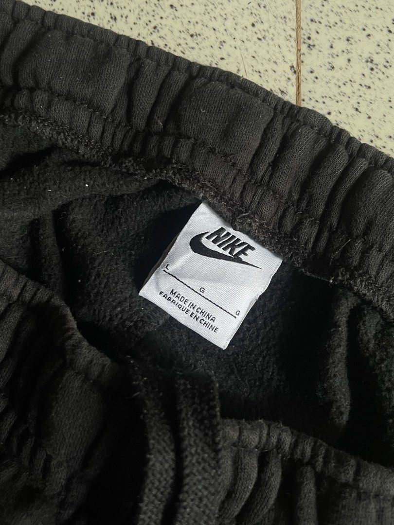 Nike Black Cargo Jogger Sweatpants Size L (Category: Joggers) located in Nagcarlan. Submitted by chrollo_lucilfer (Listing ID 1471002837, Image 3). Description: NIKE CARGO PANTS SIZE LARGE ON TAG WAIST-30-34 LENGTH-38 TIGH-11 COLOR RATE-9.5/10 GOOD CONDITION NO ISSUE.
