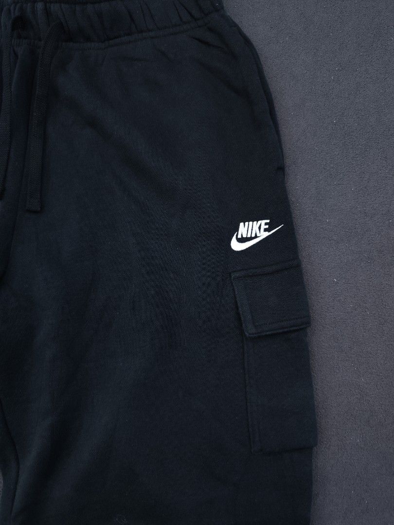 Nike Cargo Cotton Jogger (Category: Joggers) located in Bulacan. Submitted by emilj23 (Listing ID 1470969680, Image 2). Description: Nike Cargo Cotton Jogger Size M on tag L 39 W 30-36 Leg Hole 5 Condition 9.5/10 Color rate 9.5/10 No Issue.