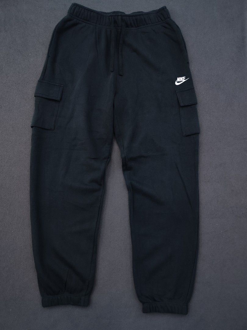 Nike Cargo Cotton Jogger (Category: Joggers) located in Bulacan. Submitted by emilj23 (Listing ID 1470969680, Image 1). Description: Nike Cargo Cotton Jogger Size M on tag L 39 W 30-36 Leg Hole 5 Condition 9.5/10 Color rate 9.5/10 No Issue.