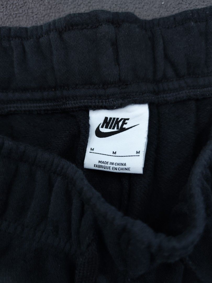 Nike Cargo Cotton Jogger (Category: Joggers) located in Bulacan. Submitted by emilj23 (Listing ID 1470969680, Image 3). Description: Nike Cargo Cotton Jogger Size M on tag L 39 W 30-36 Leg Hole 5 Condition 9.5/10 Color rate 9.5/10 No Issue.