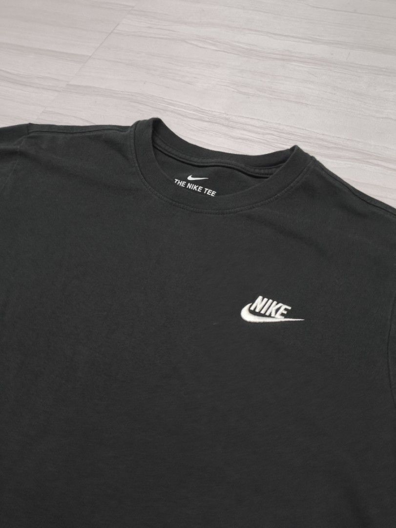 NIKE CLUB T SHIRT (Category: Tshirts & Polo Shirts ) located in Lupon. Submitted by thriftnikent (Listing ID 1470950658, Image 2). Description: EXCELLENT CONDITION AS NEW MAKAPAL TELA NON DRI-FIT 19X27 DIMES 10/10 COLOR RATE.