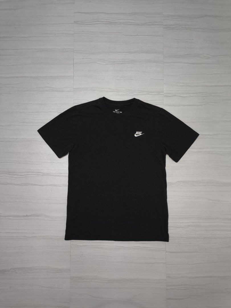 NIKE CLUB T SHIRT (Category: Tshirts & Polo Shirts ) located in Lupon. Submitted by thriftnikent (Listing ID 1470950658, Image 1). Description: EXCELLENT CONDITION AS NEW MAKAPAL TELA NON DRI-FIT 19X27 DIMES 10/10 COLOR RATE.