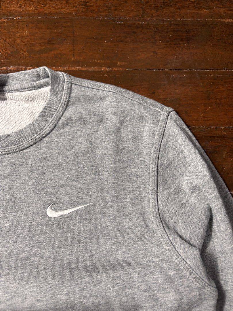 Nike Crew Neck Long Sleeve sweatshirt (Category: Tshirts & Polo Shirts ) located in Manila. Submitted by earlylifecrisis (Listing ID 1471044152, Image 3). Description: Sz Medium Condition 9.5/10 Measure it by inch Width: 20 Length: 27 Shoulder: 17.5 Sleeve: 26 Bust: Hem: •Refund / Returns not allowed allowed •Please do check the dimensions size on labels sometimes are not accurate on the sizing •Ask me before purchasing.