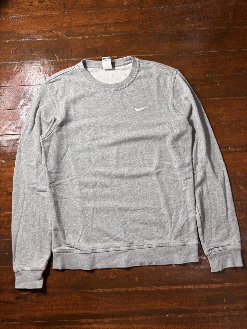 Nike Crew Neck Long Sleeve sweatshirt (Category: Tshirts & Polo Shirts ) located in Manila. Submitted by earlylifecrisis (Listing ID 1471044152, Image 2). Description: Sz Medium Condition 9.5/10 Measure it by inch Width: 20 Length: 27 Shoulder: 17.5 Sleeve: 26 Bust: Hem: •Refund / Returns not allowed allowed •Please do check the dimensions size on labels sometimes are not accurate on the sizing •Ask me before purchasing.