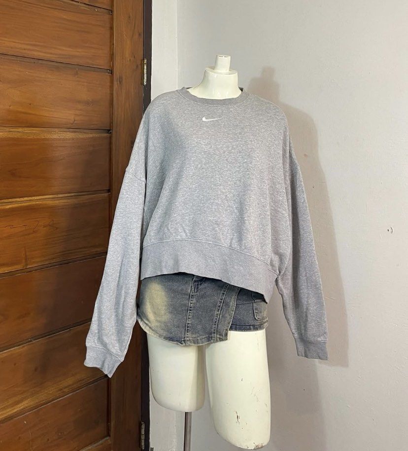 Nike Grey Cropped Sweatshirt (Category: Coats, Jackets and Outerwear) located in Manila. Submitted by love_mami (Listing ID 1470988777, Image 1). Description: - Brand/Model: Nike sweatshirt - Color: Grey - Size: Small on tag, runs big, best fit up to large frame - Design: Clean look with small embroidered logo on chest - Fit: Cropped style with long sleeves and ribbed cuffs - Condition: 9/10.
