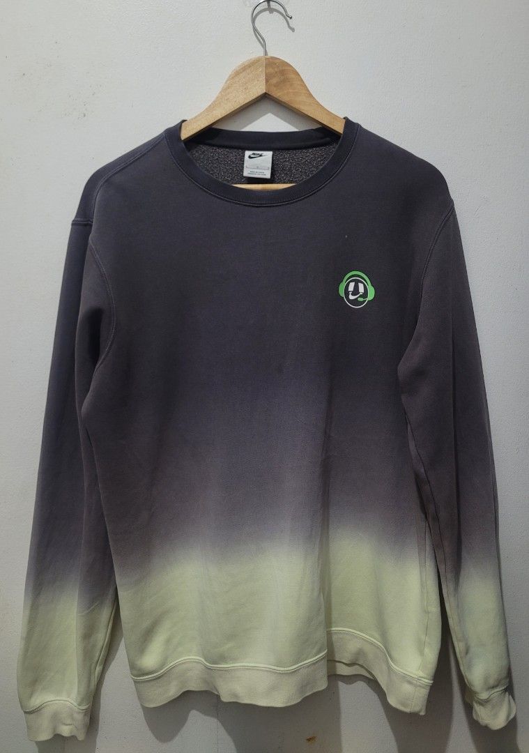 Nike Have A Good Game Sweatshirt (Category: Coats, Jackets and Outerwear) located in Tabaco. Submitted by goodiestuffs86 (Listing ID 1470975379, Image 2). Description: Nike Crewneck Sweatshirt Width: 22 Length: 29 Size Large fit to XL Color rate: 9.5/10 No fade Excellent Condition Minor issue ( dot stain sa last pic).