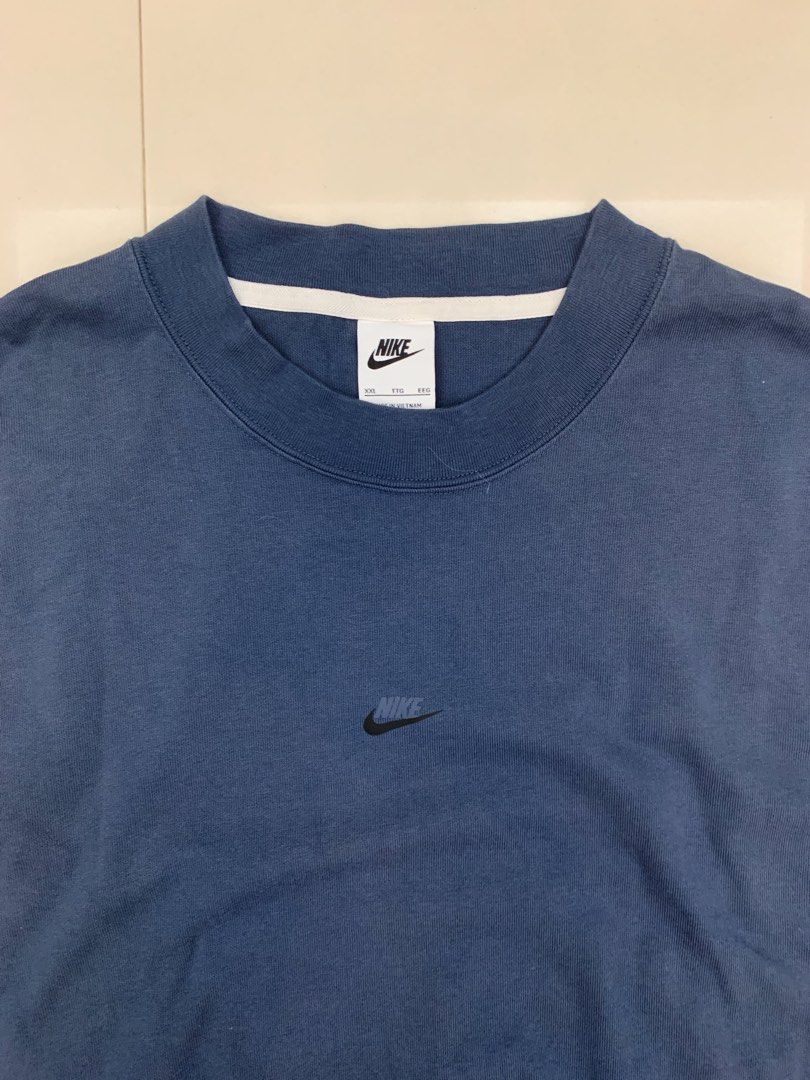 Nike Heavyweight Long Sleeve (2XL) (Category: Coats, Jackets and Outerwear) located in Mabalacat. Submitted by thriftkolangmagbenta (Listing ID 1471106910, Image 2). Description: Nike Sportswear Premium Essentials long sleeve in navy blue. Heavyweight cotton, center mini-swoosh, side hem slits, and a zipper back pocket. Loose/oversized fit. Measurements: • Width: 26 in • Length: 30 in • Sleeve: 25 in .