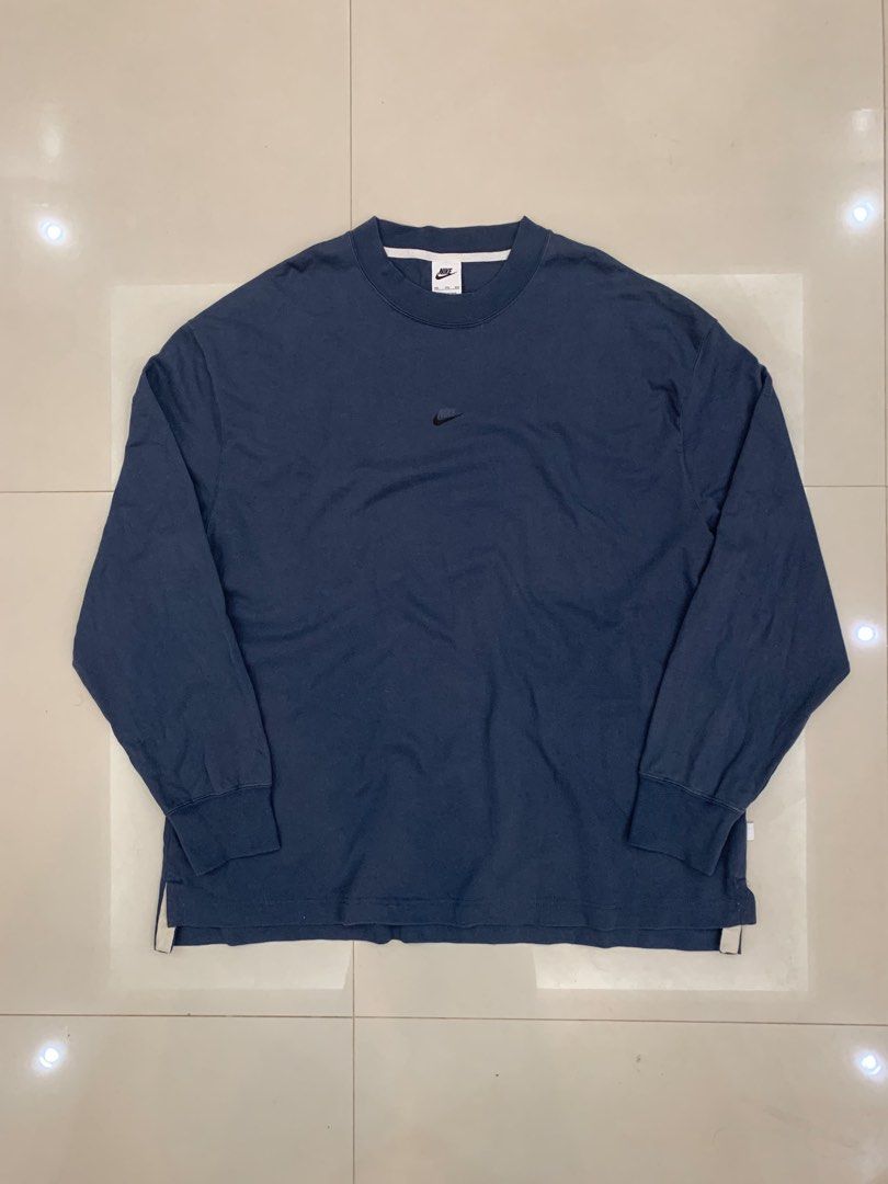 Nike Heavyweight Long Sleeve (2XL) (Category: Coats, Jackets and Outerwear) located in Mabalacat. Submitted by thriftkolangmagbenta (Listing ID 1471106910, Image 1). Description: Nike Sportswear Premium Essentials long sleeve in navy blue. Heavyweight cotton, center mini-swoosh, side hem slits, and a zipper back pocket. Loose/oversized fit. Measurements: • Width: 26 in • Length: 30 in • Sleeve: 25 in .