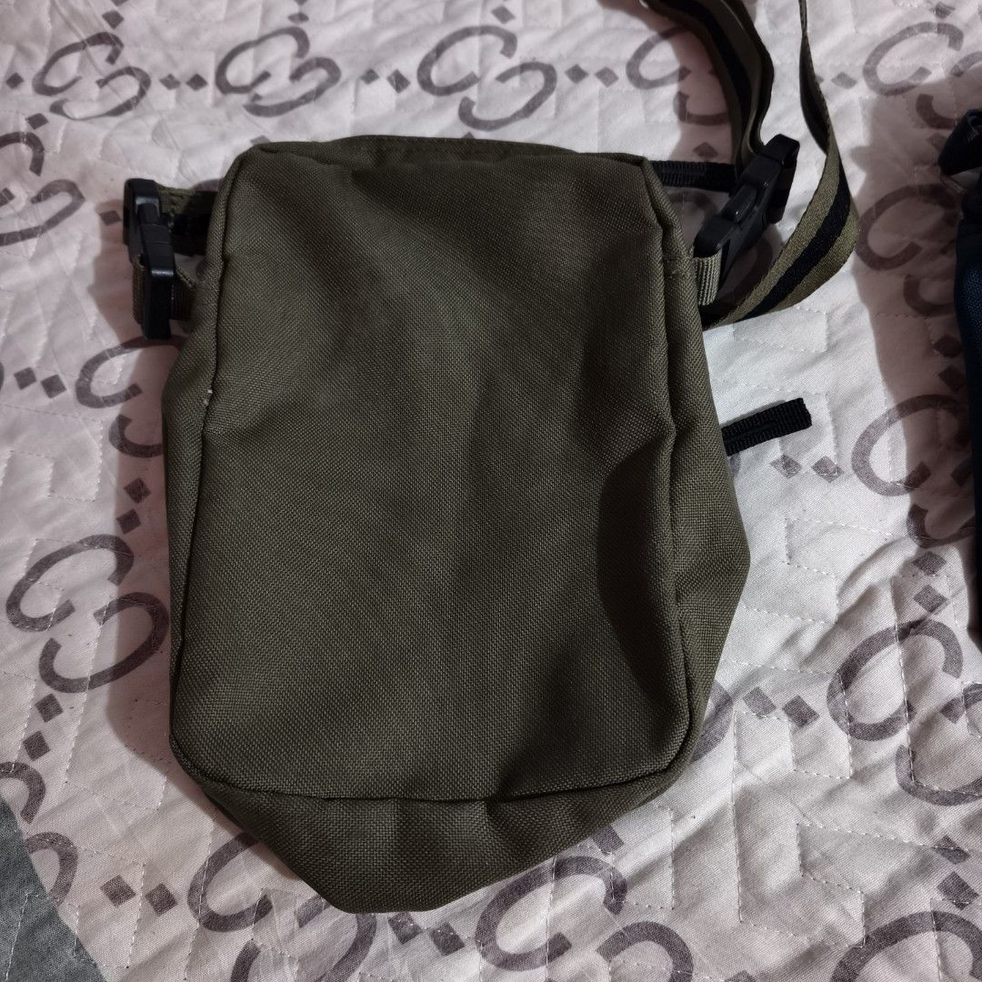 Nike Heritage Crossbody Bag (Category: Sling Bags) located in Paranaque City. Submitted by tylersmortalenemy (Listing ID 1471080767, Image 2). Description: Both authentic and bought locally - Nike Heritage Crossbody Bag - No issues, just needs cleaning - Bench Sling Bag (free with purchase) - No issues, just needs cleaning - Take both for 999 + sf slight nego dm offers - Las Piñas area.