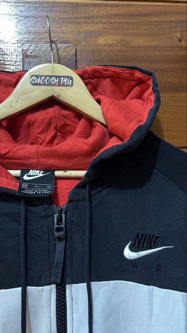 Nike jacket (Category: Coats, Jackets and Outerwear) located in Baguio. Submitted by swoosh_thrifts (Listing ID 1470994891, Image 3). Description: .