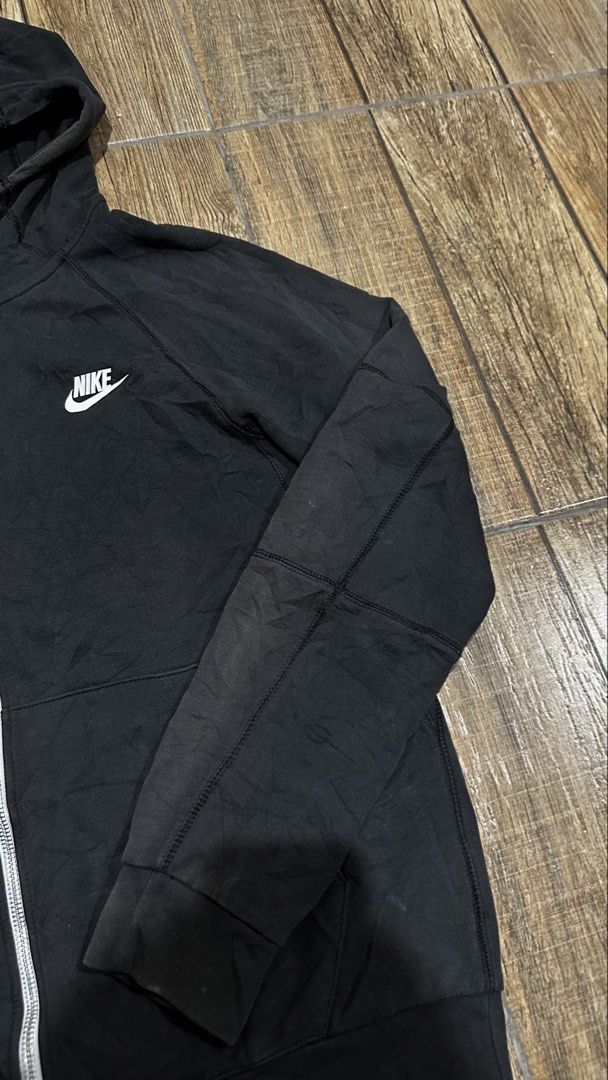 NIKE JACKET (Category: Coats, Jackets and Outerwear) located in Manila. Submitted by urban.vintage (Listing ID 1471073130, Image 2). Description: ISSUE: FADED ON SLEEVE (NEED WASH) MOP :GCASH (NO COD) SHIP VIA: LALAMOVE & J&T LOCATION: PASIG CITY LENGTH: 25 WIDTH :21.