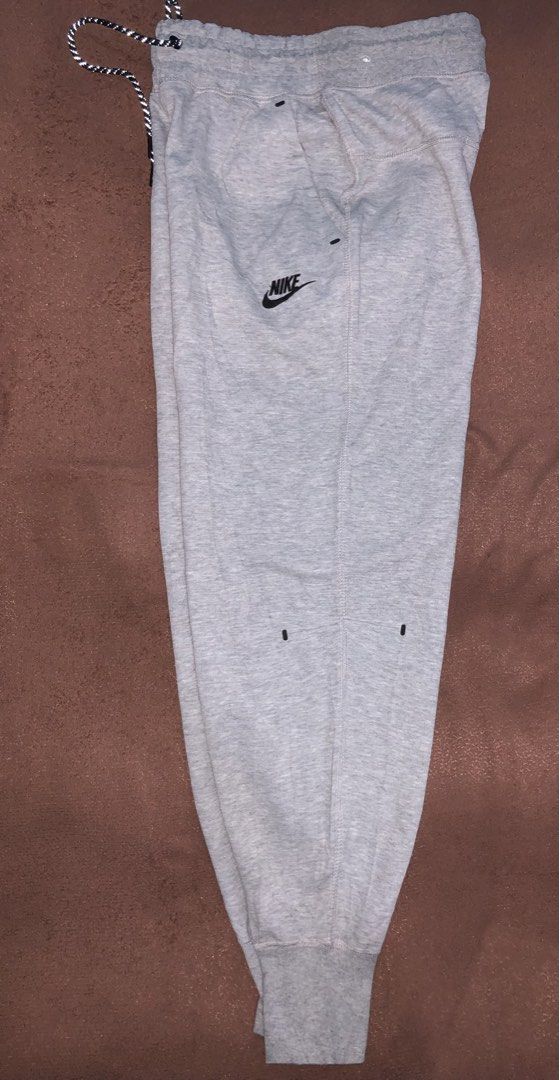 Nike jogging pants (Category: Activewear) located in Virac. Submitted by valll_ (Listing ID 1471066135, Image 2). Description: Nike Size Small Size 28- 30 Length 35.5 No issue Excellent condition .