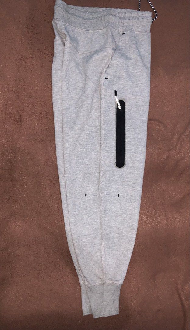 Nike jogging pants (Category: Activewear) located in Virac. Submitted by valll_ (Listing ID 1471066135, Image 3). Description: Nike Size Small Size 28- 30 Length 35.5 No issue Excellent condition .