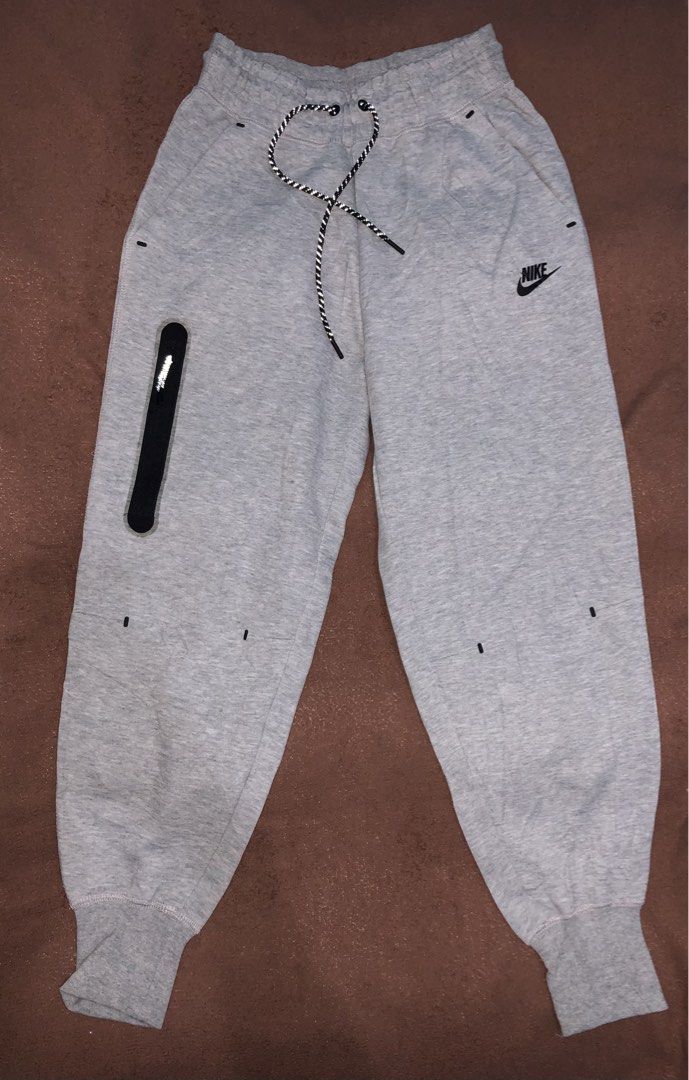 Nike jogging pants (Category: Activewear) located in Virac. Submitted by valll_ (Listing ID 1471066135, Image 1). Description: Nike Size Small Size 28- 30 Length 35.5 No issue Excellent condition .