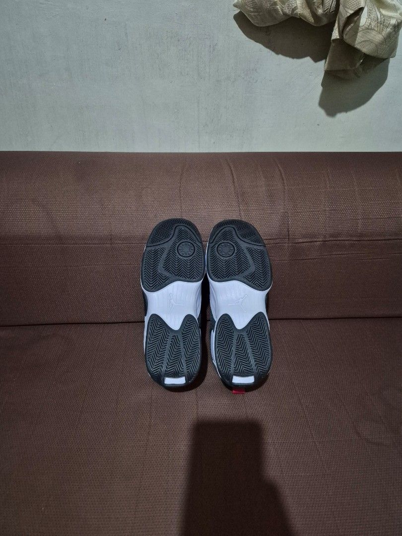 Nike Jordan Max Aura 6 (Category: Sneakers) located in Manila. Submitted by jm1218 (Listing ID 1471050417, Image 2). Description: Material:FQ8298-102 Size:8.